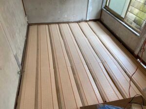 床用断熱材の施工