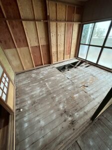 相模原市にて中古住宅リフォーム〈シロアリ被害の床下工事＋トイレ等設備工事〉 施工前