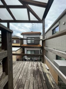 町田市にてウッドデッキ改修工事〈築35年の住宅で腐食・シロアリ被害を補修〉 施工前